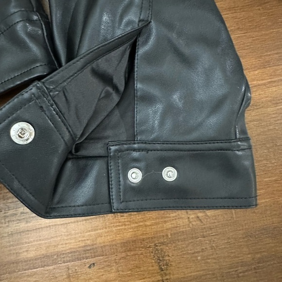 TORRID Sz 2 Soft Black Vegan Faux Leather Cropped Jacket No collar Full Zip EUC - Picture 9 of 11